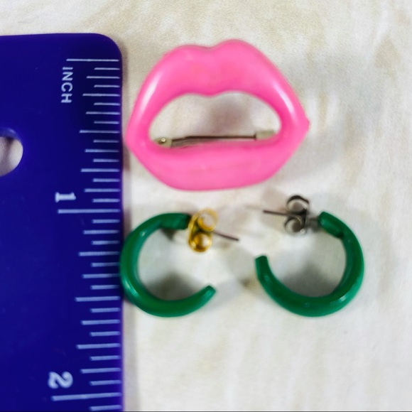 Little vintage pink lips pin and green lucite earrings lot - Picture 3 of 5
